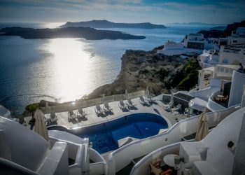 Σαντορίνη: Γιατί αδειάζουν τις πισίνες στο νησί – Τι εξηγεί ο Ευθύμης Λέκκας