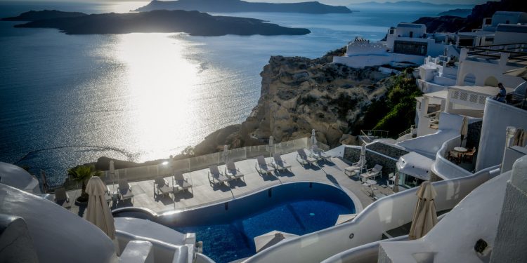 Σαντορίνη: Γιατί αδειάζουν τις πισίνες στο νησί – Τι εξηγεί ο Ευθύμης Λέκκας