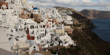 Σαντορίνη – σεισμοί: «Σπάνιο το γεωλογικό φαινόμενο στη Σαντορίνη» λέει η Νομικού