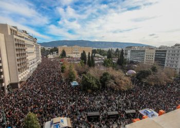 Το «ανάθεμα» στον Κώστα Αχ. Καραμανλή, η υποσχετική παραίτησης Τριαντόπουλου και το ποτάμι της λαϊκής οργής