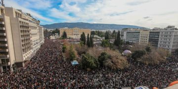 Το «ανάθεμα» στον Κώστα Αχ. Καραμανλή, η υποσχετική παραίτησης Τριαντόπουλου και το ποτάμι της λαϊκής οργής