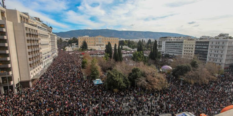 Το «ανάθεμα» στον Κώστα Αχ. Καραμανλή, η υποσχετική παραίτησης Τριαντόπουλου και το ποτάμι της λαϊκής οργής