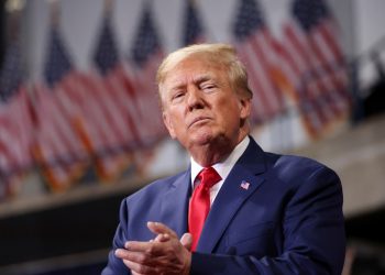 Ντόναλντ Τραμπ: Τι ζητά ως αντάλλαγμα προκειμένου να συνεχίσει να παρέχει βοήθεια στην Ουκρανία;