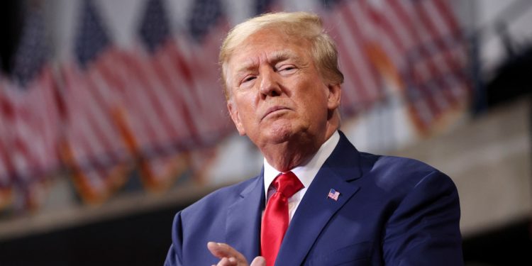 Ντόναλντ Τραμπ: Τι ζητά ως αντάλλαγμα προκειμένου να συνεχίσει να παρέχει βοήθεια στην Ουκρανία;