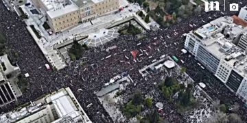 Έλληνες από κάθε άκρη του κόσμου στέλνουν το μήνυμά τους για τα Τέμπη