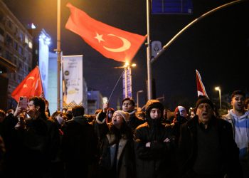 Κρίσιμες ώρες στην Τουρκία – «Πραξικόπημα» καταγγέλλει η αντιπολίτευση, αντιμέτωπος με οργή ο Ερντογάν