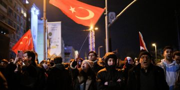 Κρίσιμες ώρες στην Τουρκία – «Πραξικόπημα» καταγγέλλει η αντιπολίτευση, αντιμέτωπος με οργή ο Ερντογάν