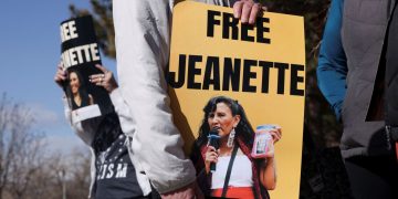 Στο «στόχαστρο» του Ντόναλντ Τραμπ – Ιστορίες τρέλας και θεσμικής κρίσης από τις μαζικές απελάσεις στις ΗΠΑ