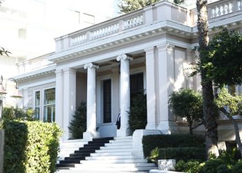 Κυβέρνηση: Κινδυνεύει να ξηλωθεί το «πουλόβερ» των εκλεκτών – Και άλλοι υφυπουργοί στο στόχαστρο κριτικής με «γκρίζο μητρώο»