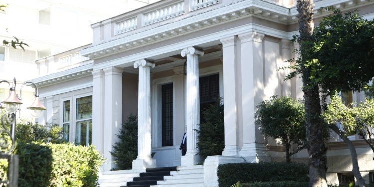 Κυβέρνηση: Κινδυνεύει να ξηλωθεί το «πουλόβερ» των εκλεκτών – Και άλλοι υφυπουργοί στο στόχαστρο κριτικής με «γκρίζο μητρώο»