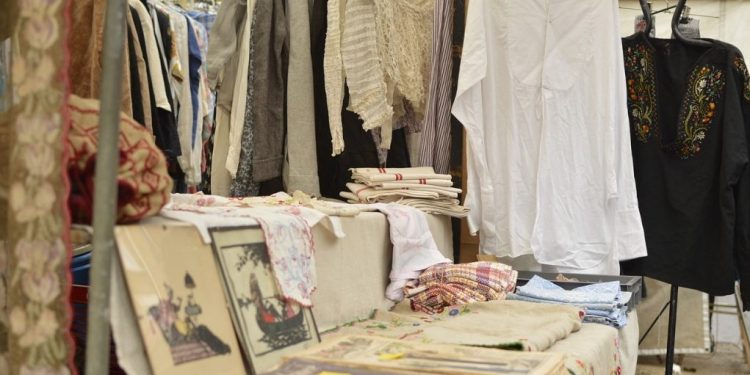 Ακρίβεια: Σε λαϊκές και μαγαζιά με μεταχειρισμένα στρέφεται ο κόσμος για ρούχα και υποδήματα