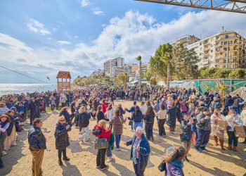 Εκατοντάδες Πειραιώτες γιόρτασαν τα κούλουμα στην παραλία της Φρεαττύδας με παραδοσιακό γλέντι και πέταγμα χαρταετών