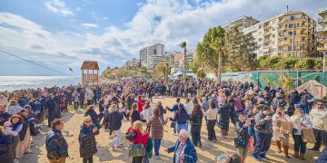 Εκατοντάδες Πειραιώτες γιόρτασαν τα κούλουμα στην παραλία της Φρεαττύδας με παραδοσιακό γλέντι και πέταγμα χαρταετών