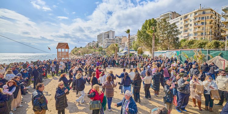 Εκατοντάδες Πειραιώτες γιόρτασαν τα κούλουμα στην παραλία της Φρεαττύδας με παραδοσιακό γλέντι και πέταγμα χαρταετών