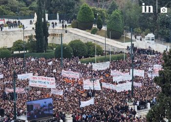 Ντίνα Μαγδαλιανίδη: Είμαι αρκετά χαρούμενη για τις κινητοποιήσεις, λέει η επιζήσασα της τραγωδίας στα Τέμπη