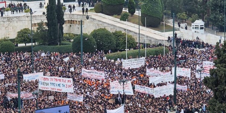Ντίνα Μαγδαλιανίδη: Είμαι αρκετά χαρούμενη για τις κινητοποιήσεις, λέει η επιζήσασα της τραγωδίας στα Τέμπη