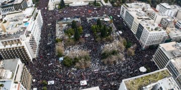 Τα συλλαλητήρια που γράφουν ιστορία, η μη αντιστρέψιμη κρίση νομιμοποίησης και το «νέο που αργεί να γεννηθεί»