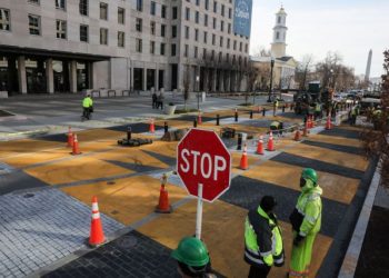 Ουάσιγκτον: Σβήνουν την επιγραφή Black Lives Matter σε δρόμο κοντά στον Λευκό Οίκ