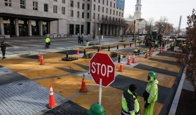 Ουάσιγκτον: Σβήνουν την επιγραφή Black Lives Matter σε δρόμο κοντά στον Λευκό Οίκ