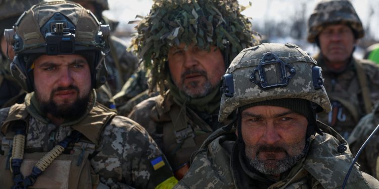 Η Ουκρανία δίνει λεφτά για να βρει στρατιώτες