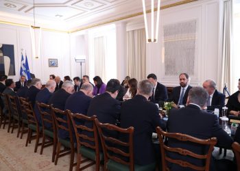 Μαξίμου: Δοκιμασίες σε ορίζοντα 25 μηνών