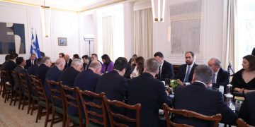 Μαξίμου: Δοκιμασίες σε ορίζοντα 25 μηνών