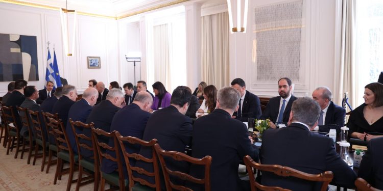 Μαξίμου: Δοκιμασίες σε ορίζοντα 25 μηνών