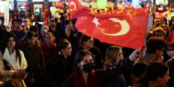 Ιμάμογλου: Συνεχίζονται οι διαδηλώσεις παρά την καταστολή – Στο στόχαστρο του Ερντογάν και βουλευτές του CHP