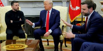 Ουκρανία: «Βασιλικότερος του βασιλέως» ο Βανς στην επίθεση Τραμπ κατά Ζελένσκι – Γιατί;