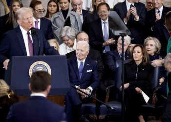 Η κυβέρνηση Τραμπ ανακαλεί άδειες χειρισμού απορρήτων από τους Μπάιντεν, Χάρις και Χίλαρι Κλίντον