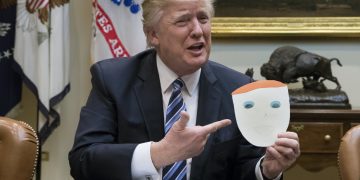 «Πού χάθηκαν οι Δημοκρατικοί;» – Με τους αντιπάλους του σε «εμφύλιο», ο Ντόναλντ Τραμπ «παίζει μπάλα» μόνος