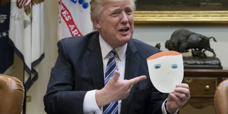 «Πού χάθηκαν οι Δημοκρατικοί;» – Με τους αντιπάλους του σε «εμφύλιο», ο Ντόναλντ Τραμπ «παίζει μπάλα» μόνος