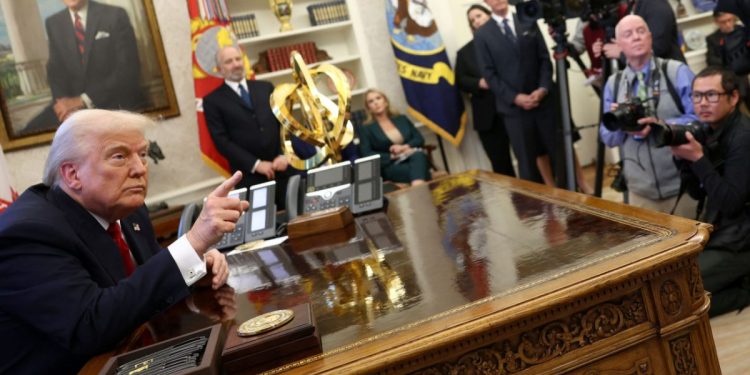 Δασμοί Τραμπ: Νέος στόχος η αυτοκινητοβιομηχανία – Φίλια πυρά σε εμπορικό πόλεμο