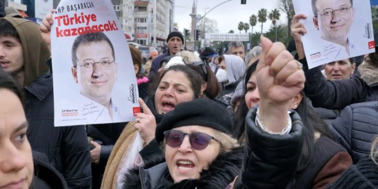 Ιμάμογλου: Κινητοποιήσεις και συγκεντρώσεις διαμαρτυρίας στην Κωνσταντινούπολη μετά τη σύλληψή του