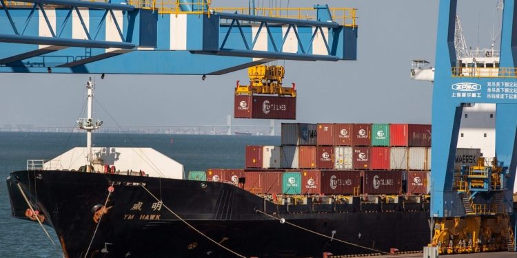 Δασμοί: Το σκληρό πόκερ, τα παζάρια, οι επιπτώσεις και οι κίνδυνοι