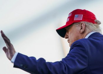 Politico: Η ΕΕ αυξάνει τις αμυντικές δαπάνες όπως θέλει ο Τραμπ, αλλά ακόμα δεν τον νοιάζει