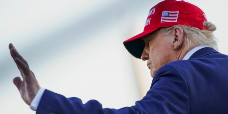 Politico: Η ΕΕ αυξάνει τις αμυντικές δαπάνες όπως θέλει ο Τραμπ, αλλά ακόμα δεν τον νοιάζει