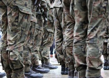 H Ευρώπη στα όπλα, ακόμη και οι γυναίκες στα χακί