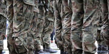 H Ευρώπη στα όπλα, ακόμη και οι γυναίκες στα χακί