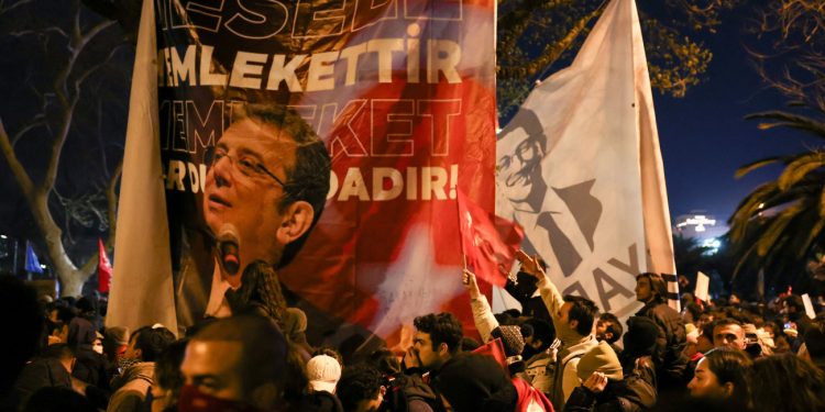 Ιμάμογλου: Διαδηλώσεις στην Κωνσταντινούπολη παρά την απαγόρευση – Πού αποσκοπεί ο Ερντογάν