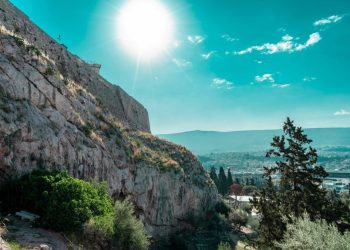 Καιρός: Ανοιξιάτικο το σκηνικό την Κυριακή με λίγη συννεφιά – Στους 20°C η θερμοκρασία