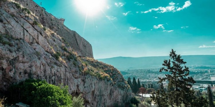 Καιρός: Ανοιξιάτικο το σκηνικό την Κυριακή με λίγη συννεφιά – Στους 20°C η θερμοκρασία