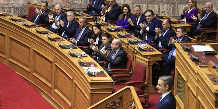 Οι παράπλευρες… ωφέλειες της πρότασης δυσπιστίας