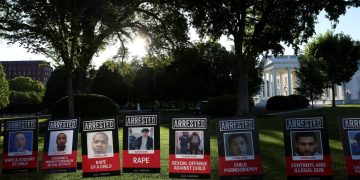 ΗΠΑ: Η κυβέρνηση του Τραμπ στοχοποιεί μετανάστες – Αφίσες της ντροπής στον Λευκό Οίκο