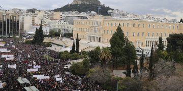 Πανελλαδική απεργία: Ακρίβεια, πληθωρισμός, στεγαστική κρίση, βγάζουν τον κόσμο στους δρόμους