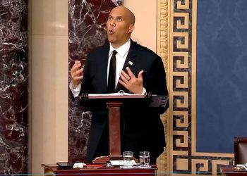Γερουσιαστής: Μίλησε για πάνω από 25 ώρες κατά του Τραμπ και έσπασε όλα τα ρεκόρ στην ιστορία των ΗΠΑ