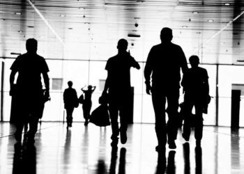 Εργασιακά και κοινωνικά δικαιώματα: Καμπανάκι για την Ελλάδα από ΔΟΕ και ΕΕ