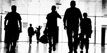 Εργασιακά και κοινωνικά δικαιώματα: Καμπανάκι για την Ελλάδα από ΔΟΕ και ΕΕ