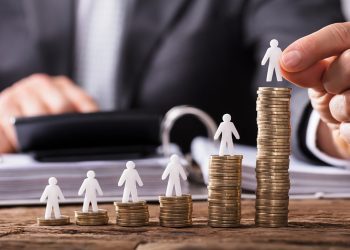 Αγοραστική δύναμη: Τα «σύννεφα» που ακολουθούν την οικονομία από τη μείωση της