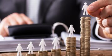 Αγοραστική δύναμη: Τα «σύννεφα» που ακολουθούν την οικονομία από τη μείωση της